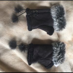 Fingerless black gloves